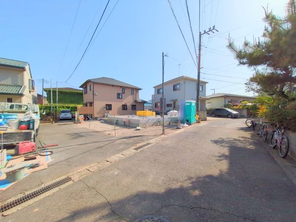 平塚市広川 新築戸建 前面道路含む外観