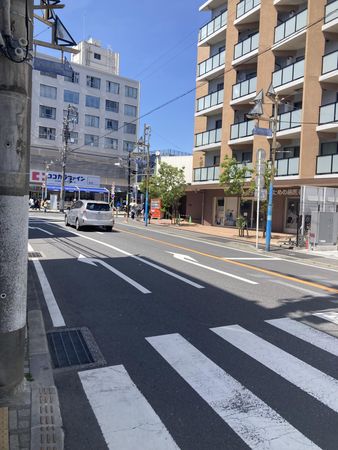 逗子市逗子5丁目(店舗付住宅) 前面道路含む外観